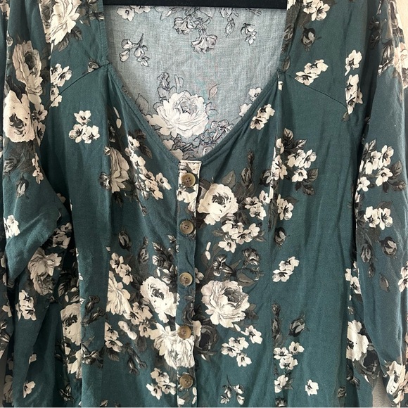 Torrid Fit And Flare Stretch Challis Button-Up Top Floral Size 3 - Picture 8 of 8